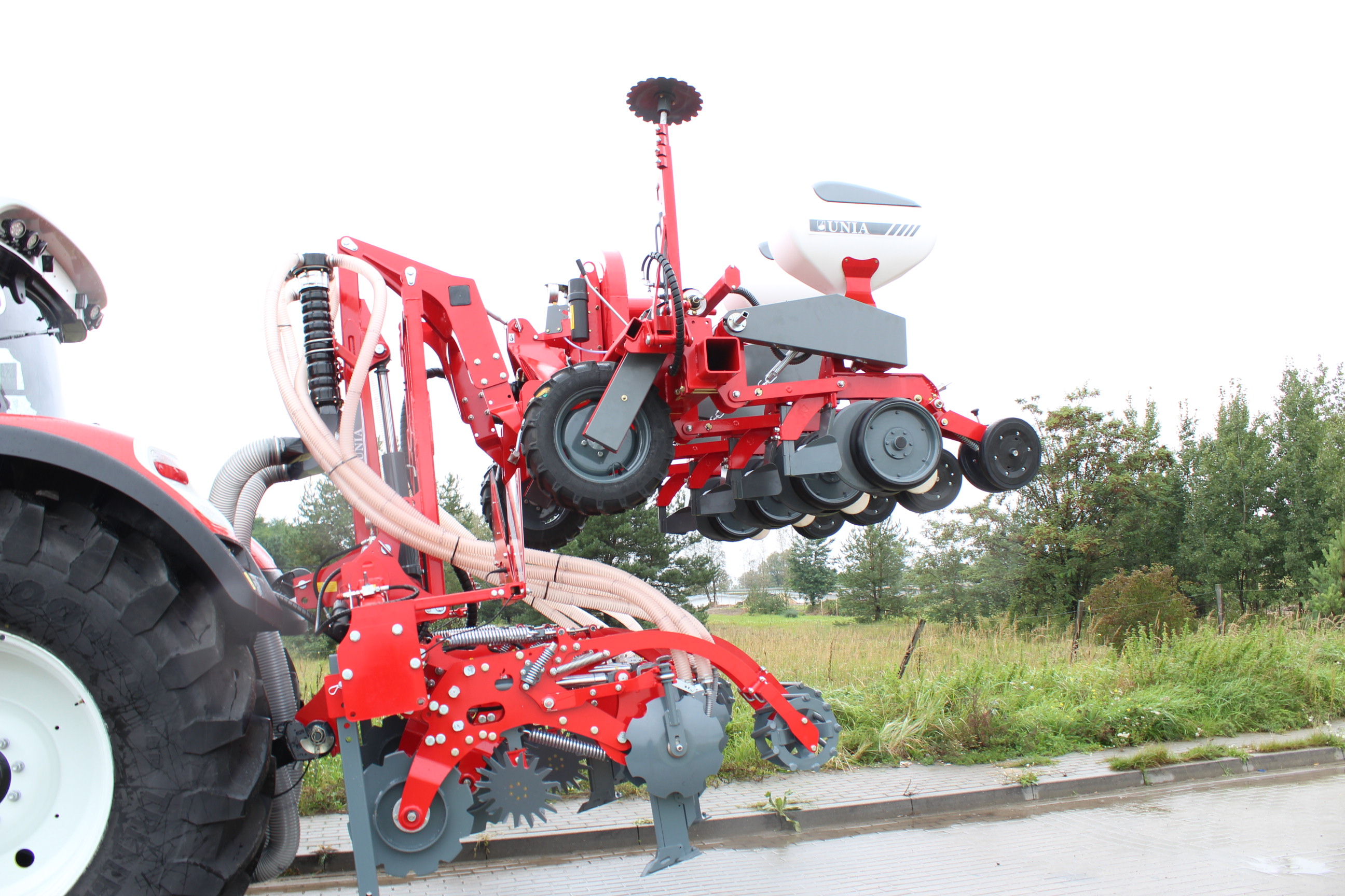 HAWK 3 4 ze sprzęgiem do siewnika w pozycji transportowej
